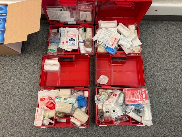 Partij ehbo benodigdheden - afbeelding 2 van  2