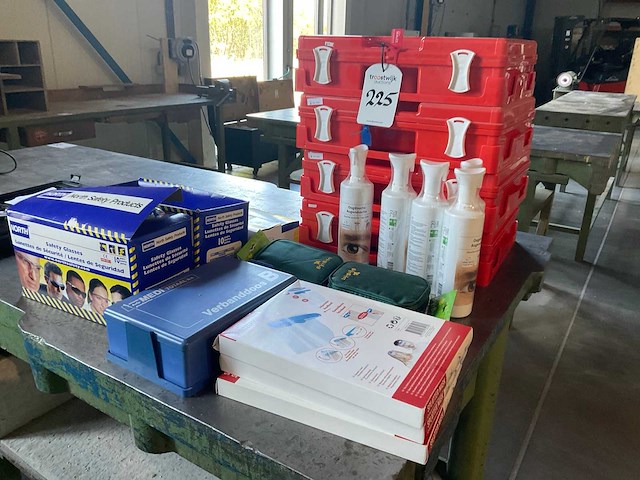 Partij ehbo en veiligheidsmiddelen - afbeelding 1 van  4