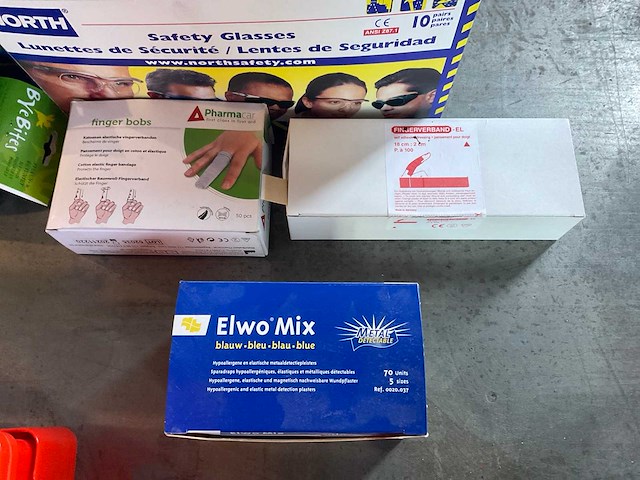 Partij ehbo en veiligheidsmiddelen - afbeelding 4 van  4