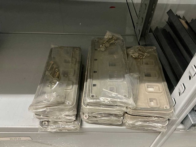 Partij einddeksels/railsteunschotten/bedieningsvensters/etc (1142x) - afbeelding 5 van  37