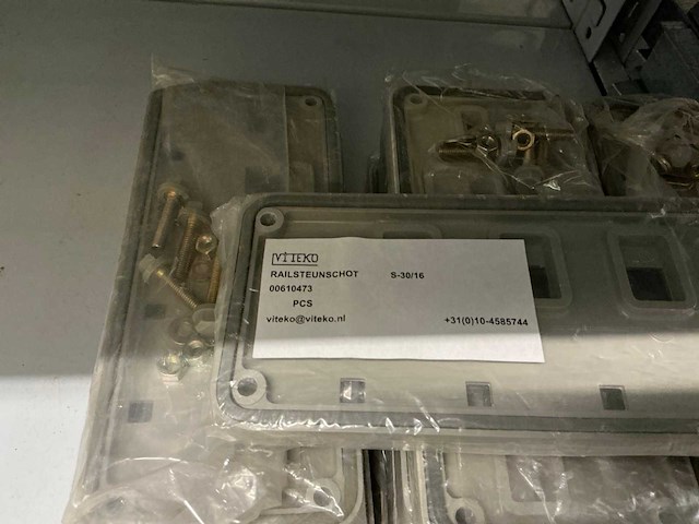 Partij einddeksels/railsteunschotten/bedieningsvensters/etc (1142x) - afbeelding 6 van  37