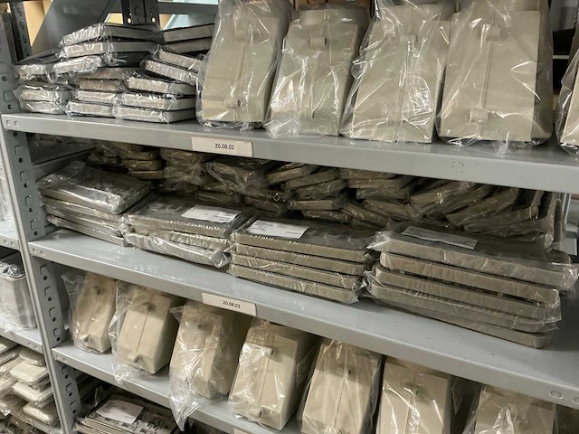 Partij einddeksels/railsteunschotten/bedieningsvensters/etc (1142x) - afbeelding 9 van  37