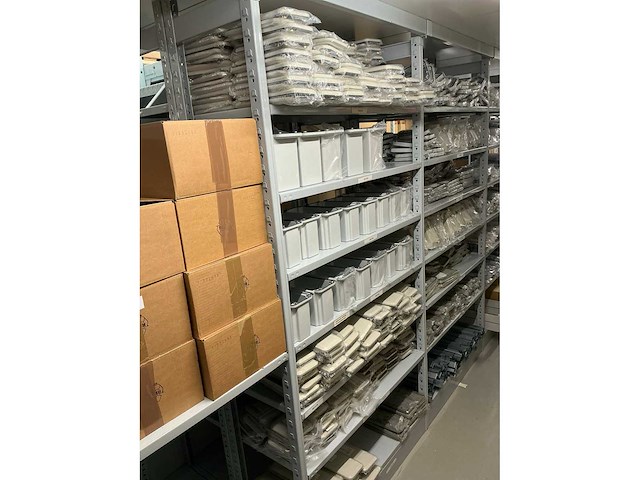 Partij einddeksels/railsteunschotten/bedieningsvensters/etc (1142x) - afbeelding 1 van  37