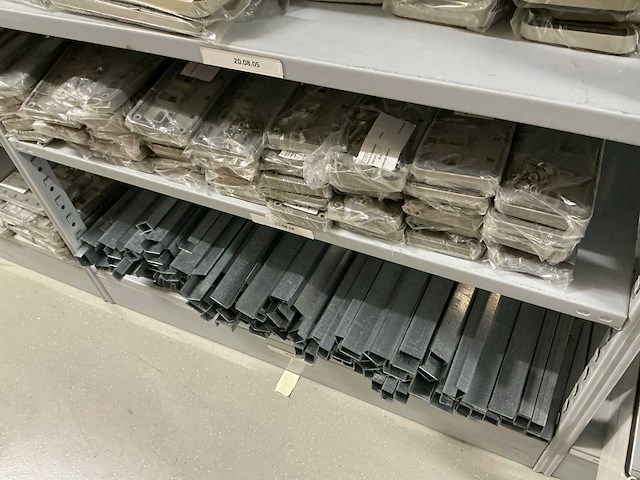 Partij einddeksels/railsteunschotten/bedieningsvensters/etc (1142x) - afbeelding 16 van  37