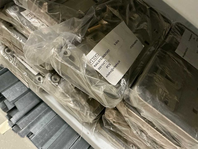 Partij einddeksels/railsteunschotten/bedieningsvensters/etc (1142x) - afbeelding 17 van  37