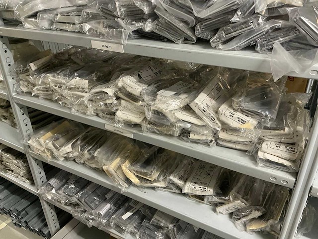 Partij einddeksels/railsteunschotten/bedieningsvensters/etc (1142x) - afbeelding 26 van  37