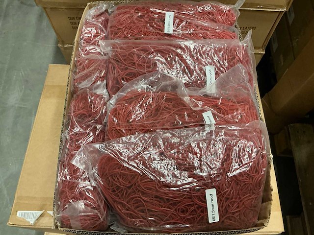 Partij elastieken rood 60/1,5mm 1kg per zak (60x) - afbeelding 1 van  4