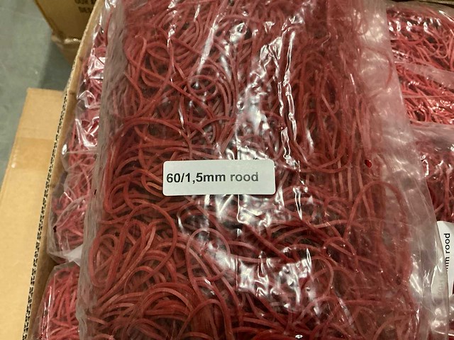 Partij elastieken rood 60/1,5mm 1kg per zak (60x) - afbeelding 3 van  4