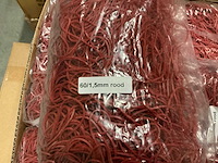 Partij elastieken rood 60/1,5mm 1kg per zak (60x) - afbeelding 3 van  4