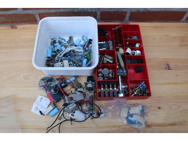 Partij electronica onderdelen - afbeelding 2 van  9