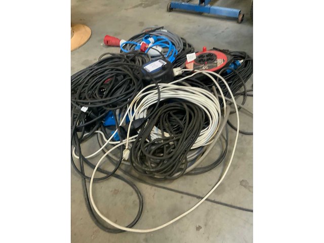Partij elektra- en verlengkabels - afbeelding 2 van  4