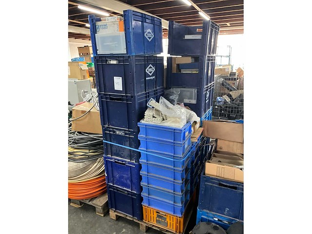 Partij elektra en toebehoren - afbeelding 1 van  5