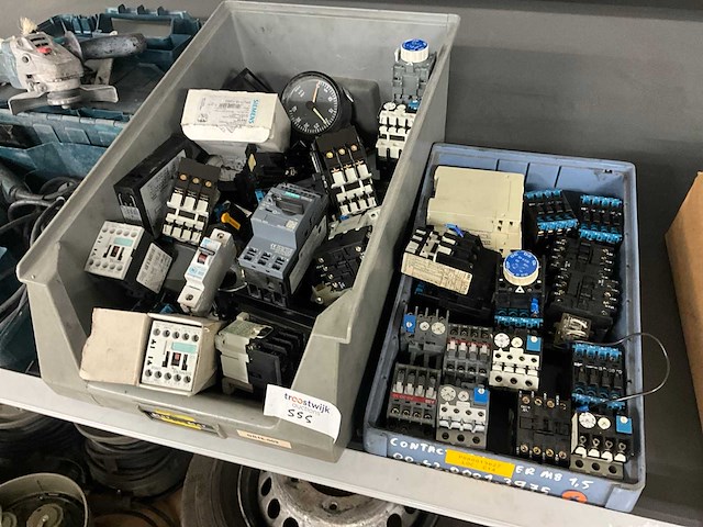 Partij elektra installatie componenten - afbeelding 1 van  1