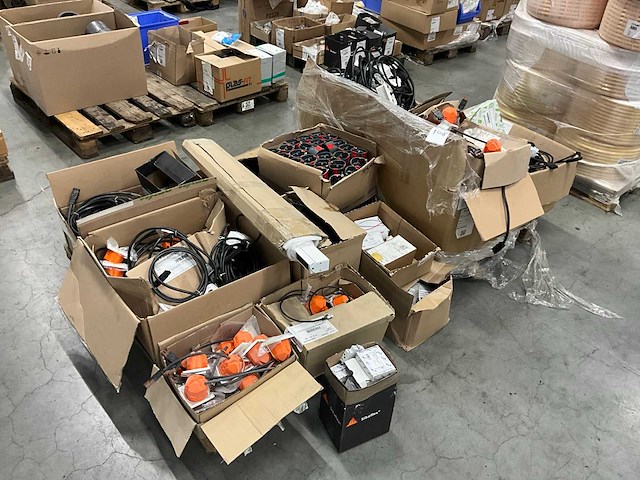 Partij elektra installatiematerialen - afbeelding 1 van  10