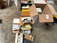 Partij elektra installatiematerialen - afbeelding 1 van  4