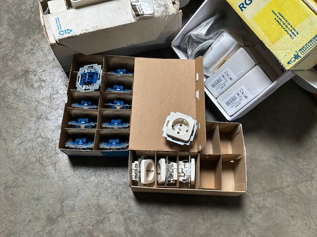 Partij elektra installatiematerialen - afbeelding 3 van  4