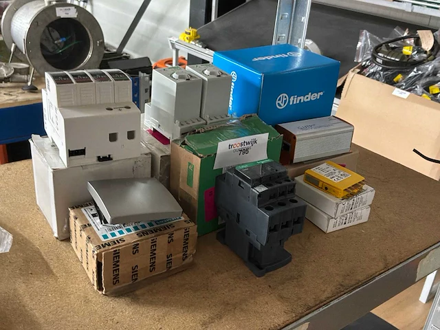 Partij elektra materiaal - afbeelding 1 van  6