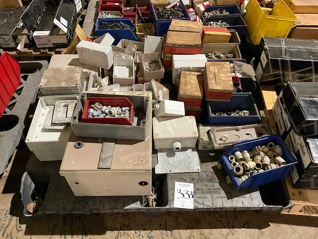 Partij elektra toebehoren - afbeelding 1 van  5