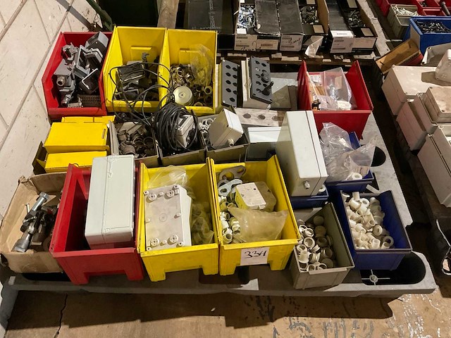 Partij elektra toebehoren - afbeelding 1 van  5