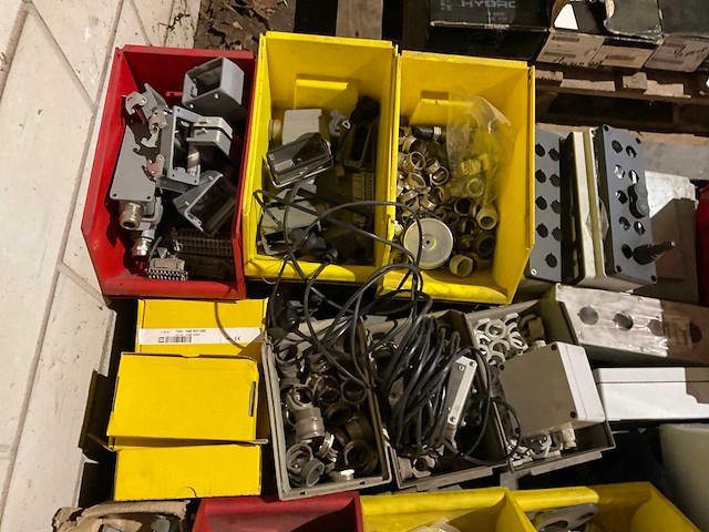 Partij elektra toebehoren - afbeelding 2 van  5