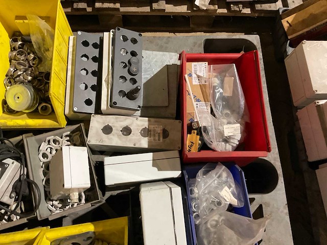 Partij elektra toebehoren - afbeelding 3 van  5