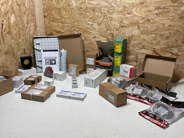 Partij elektra toebehoren - afbeelding 18 van  18