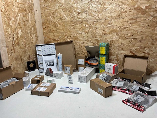 Partij elektra toebehoren - afbeelding 1 van  18