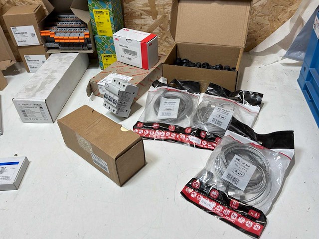 Partij elektra toebehoren - afbeelding 2 van  18