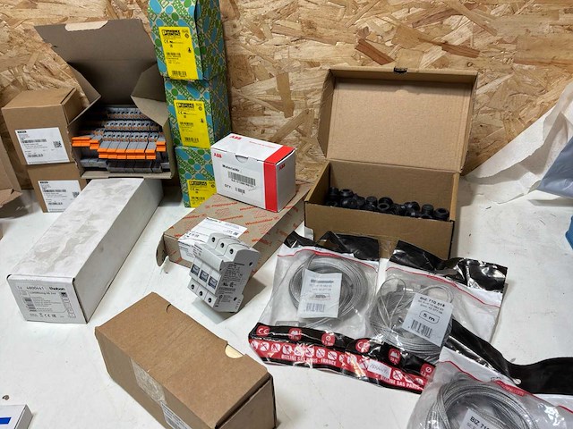 Partij elektra toebehoren - afbeelding 3 van  18