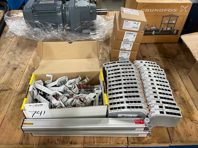 Partij elektra toebehoren - afbeelding 1 van  3