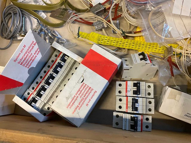 Partij elektra toebehoren - afbeelding 3 van  8
