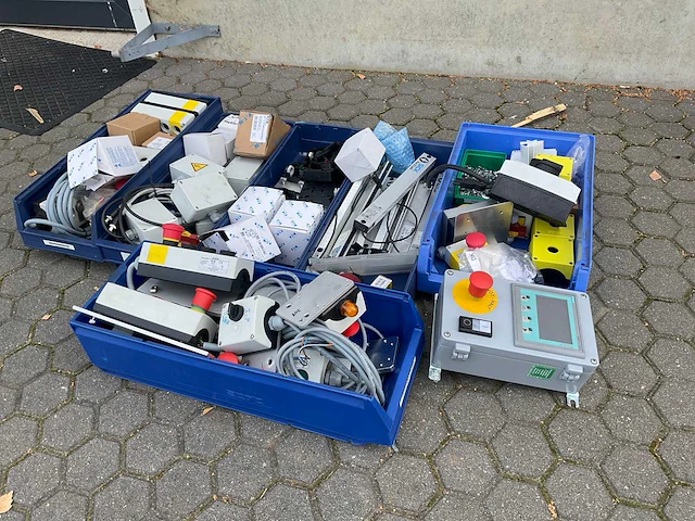Partij elektra toebehoren - afbeelding 1 van  8
