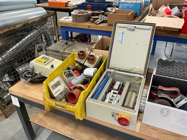 Partij elektra toebehoren - afbeelding 1 van  6