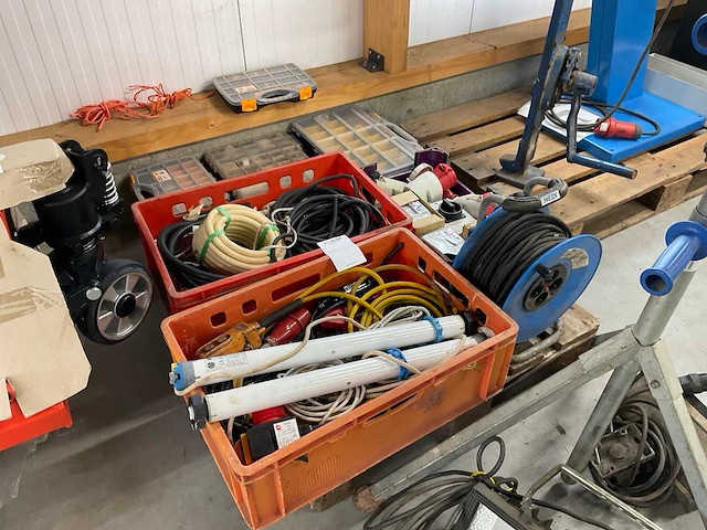 Partij elektra toebehoren - afbeelding 2 van  9