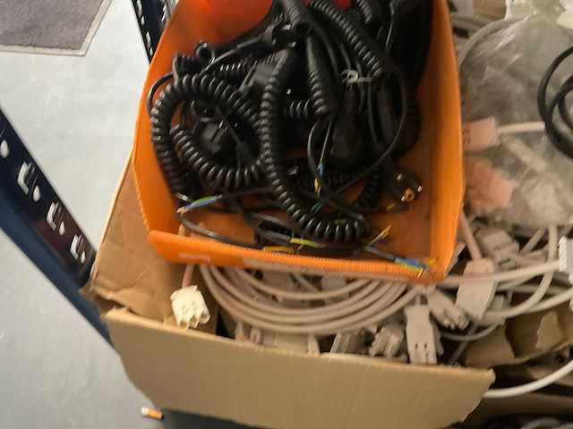Partij elektrasnoeren en kabels - afbeelding 1 van  2