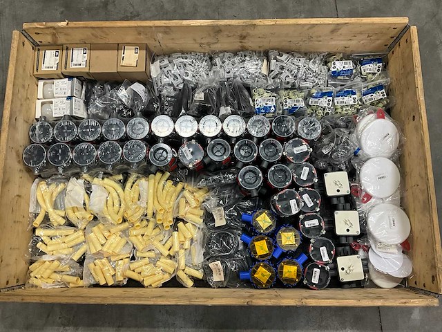 Partij elektratoebehoren (200x) - afbeelding 1 van  18