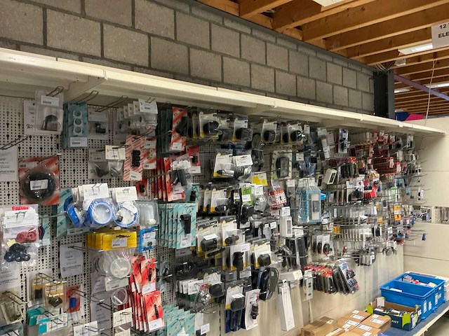 Partij elektratoebehoren - afbeelding 1 van  89