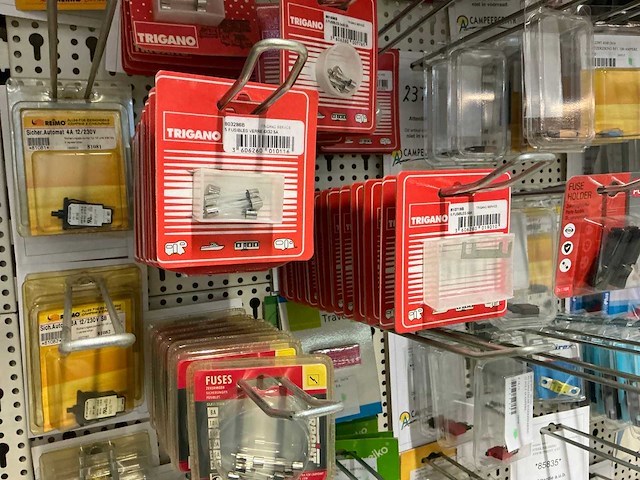 Partij elektratoebehoren - afbeelding 13 van  89