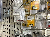 Partij elektratoebehoren - afbeelding 16 van  89