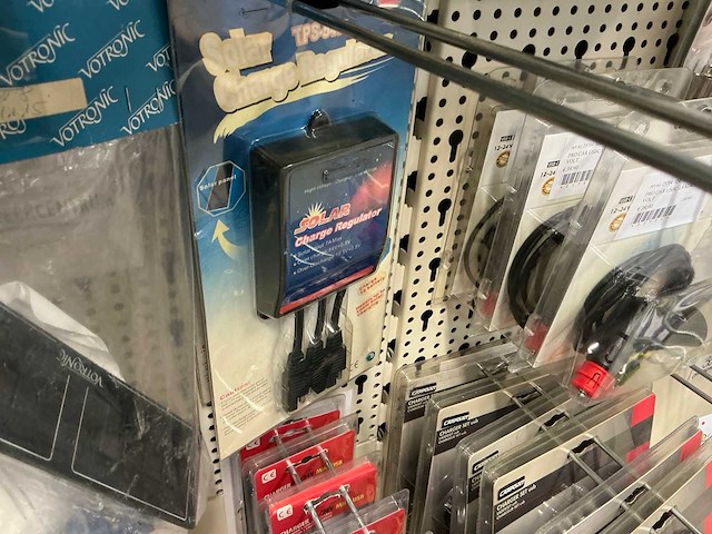 Partij elektratoebehoren - afbeelding 41 van  89