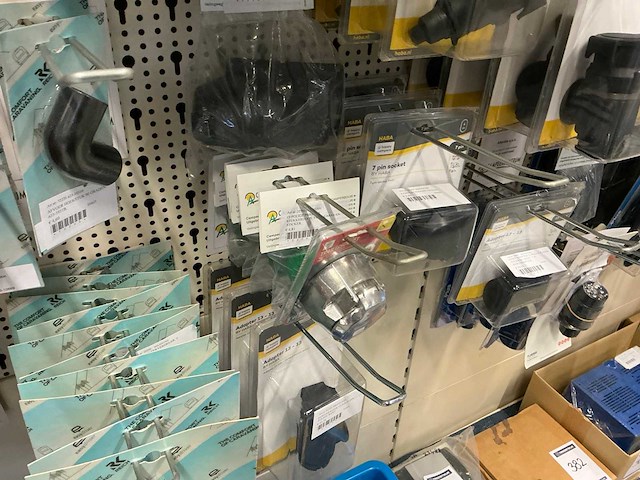 Partij elektratoebehoren - afbeelding 74 van  89