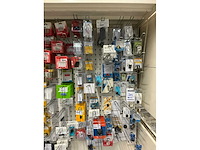 Partij elektratoebehoren - afbeelding 67 van  89