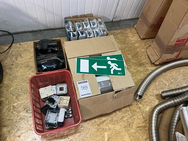 Partij elektratoebehoren - afbeelding 1 van  4