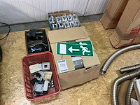 Partij elektratoebehoren - afbeelding 1 van  4