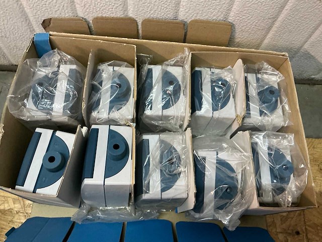 Partij elektratoebehoren - afbeelding 2 van  4