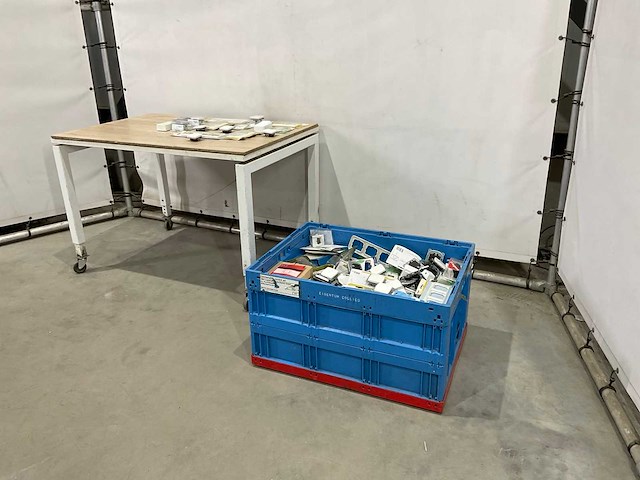 Partij elektriciteit benodigdheden - afbeelding 1 van  8