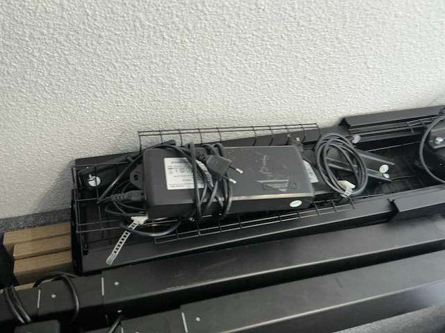 Partij elektrisch verstelbare bureau onderdelen en 1x zitbank - afbeelding 4 van  8