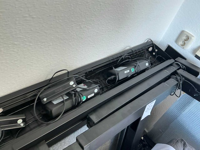 Partij elektrisch verstelbare bureau onderdelen en 1x zitbank - afbeelding 6 van  8