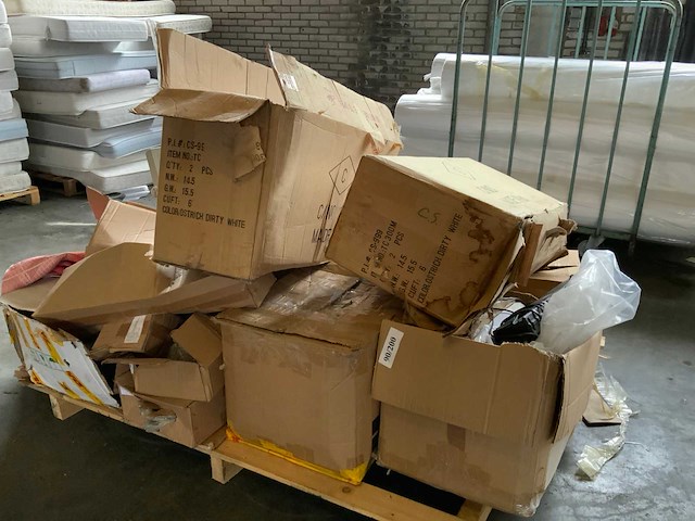 Partij (elektrische bed)- onderdelen en diverse meubelen - afbeelding 1 van  7