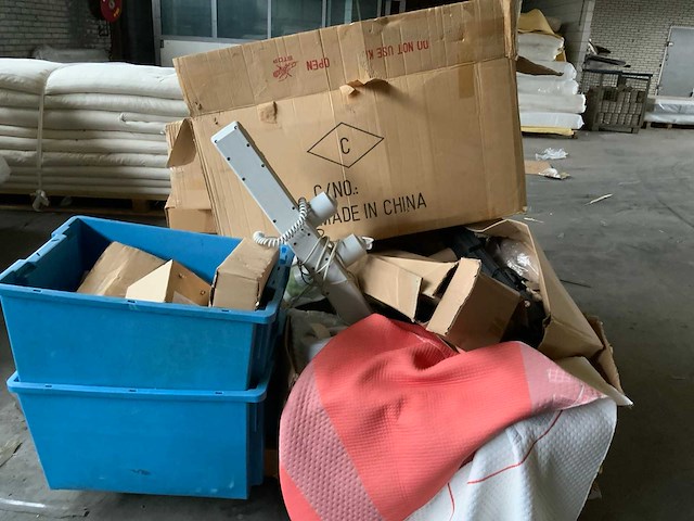 Partij (elektrische bed)- onderdelen en diverse meubelen - afbeelding 2 van  7